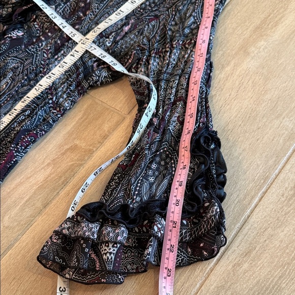 Signature by Larry Levine Woman Black and Red Beaded Paisley Blouse - Picture 4 of 12